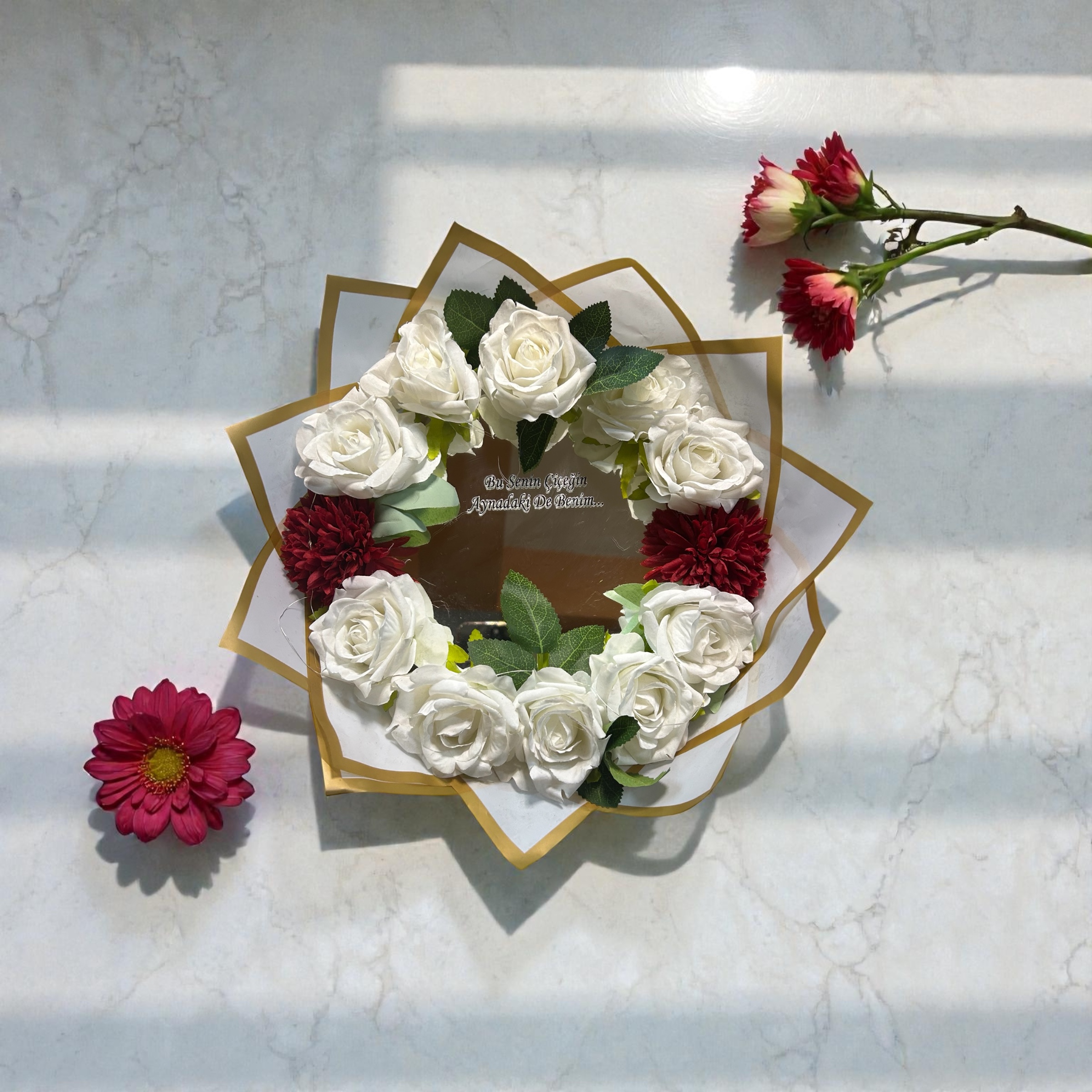 Işıklı Yazı Detay Aynalı Yapay Beyaz Gül Buketi