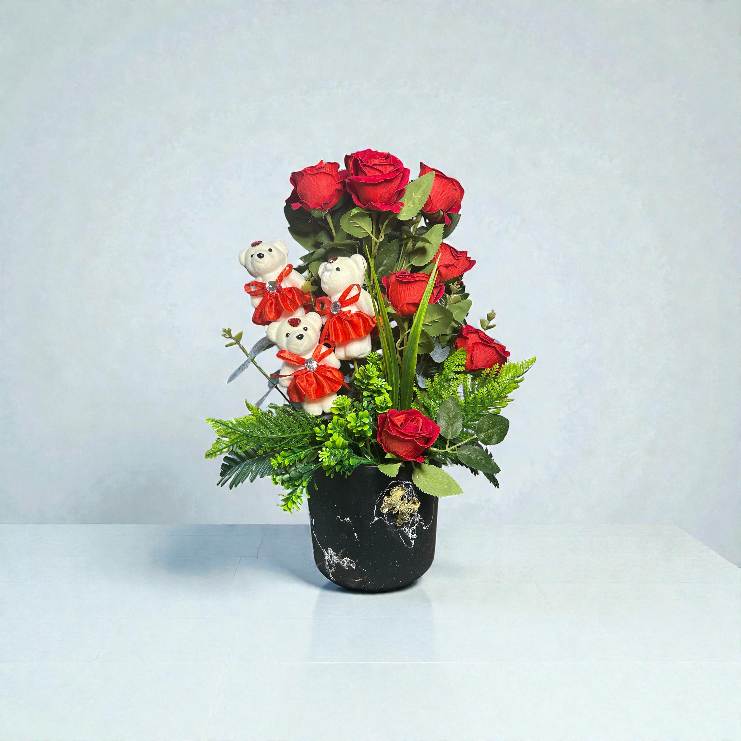 Siyah Saksılı Yapay Gül Aranjmanı